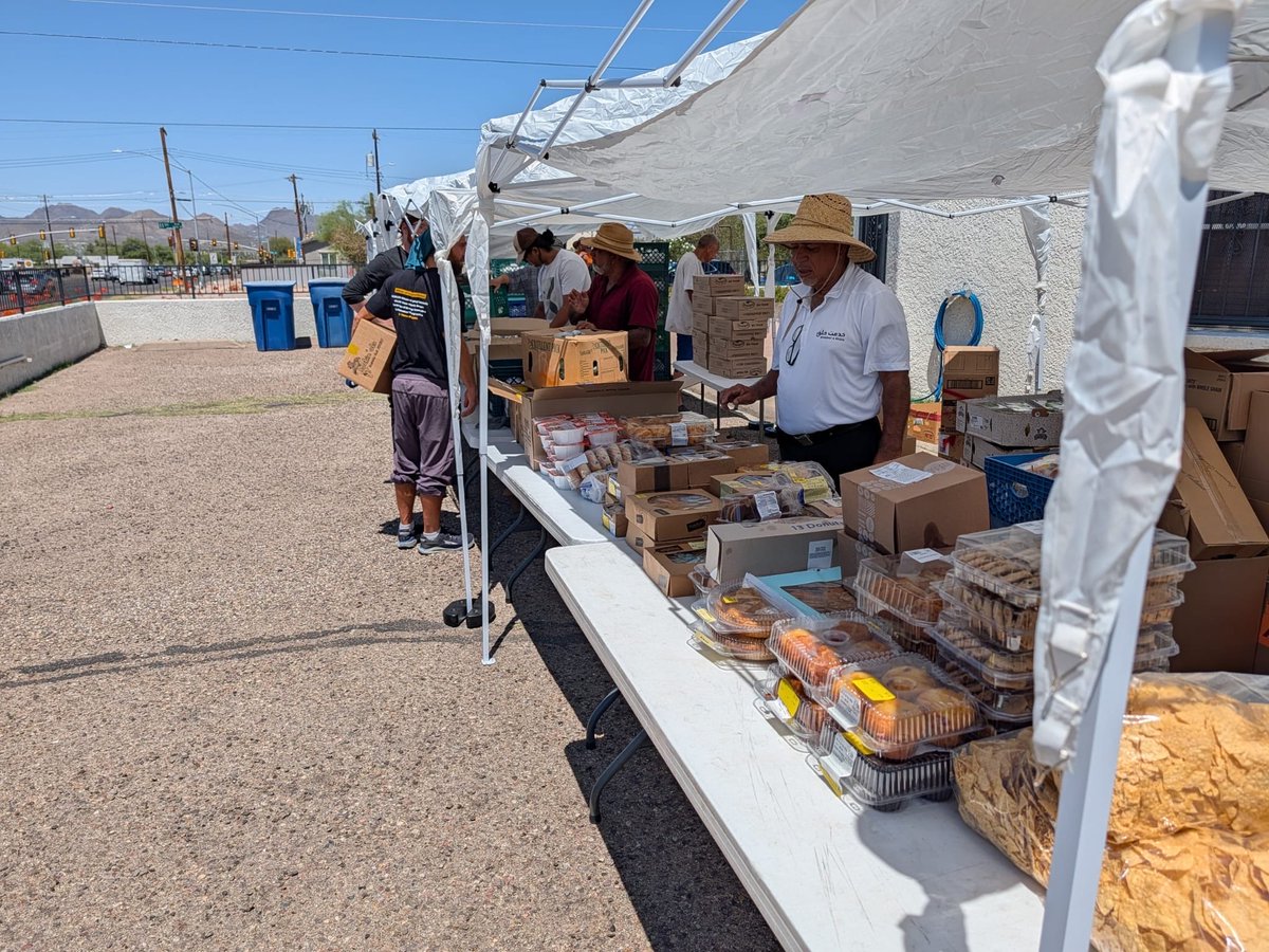 AMCTucson's tweet photo. We were once again blessed to serve our #Tucson community through our weekly hot meals and groceries program. Together, we distributed over 160 hot meals and 3 full pallets of food! Alhamdulillah

Need a meal or groceries? Join us every Tuesday from 11:00 AM – 12:30PM

#freemeals https://t.co/KyLNj9sQWP
