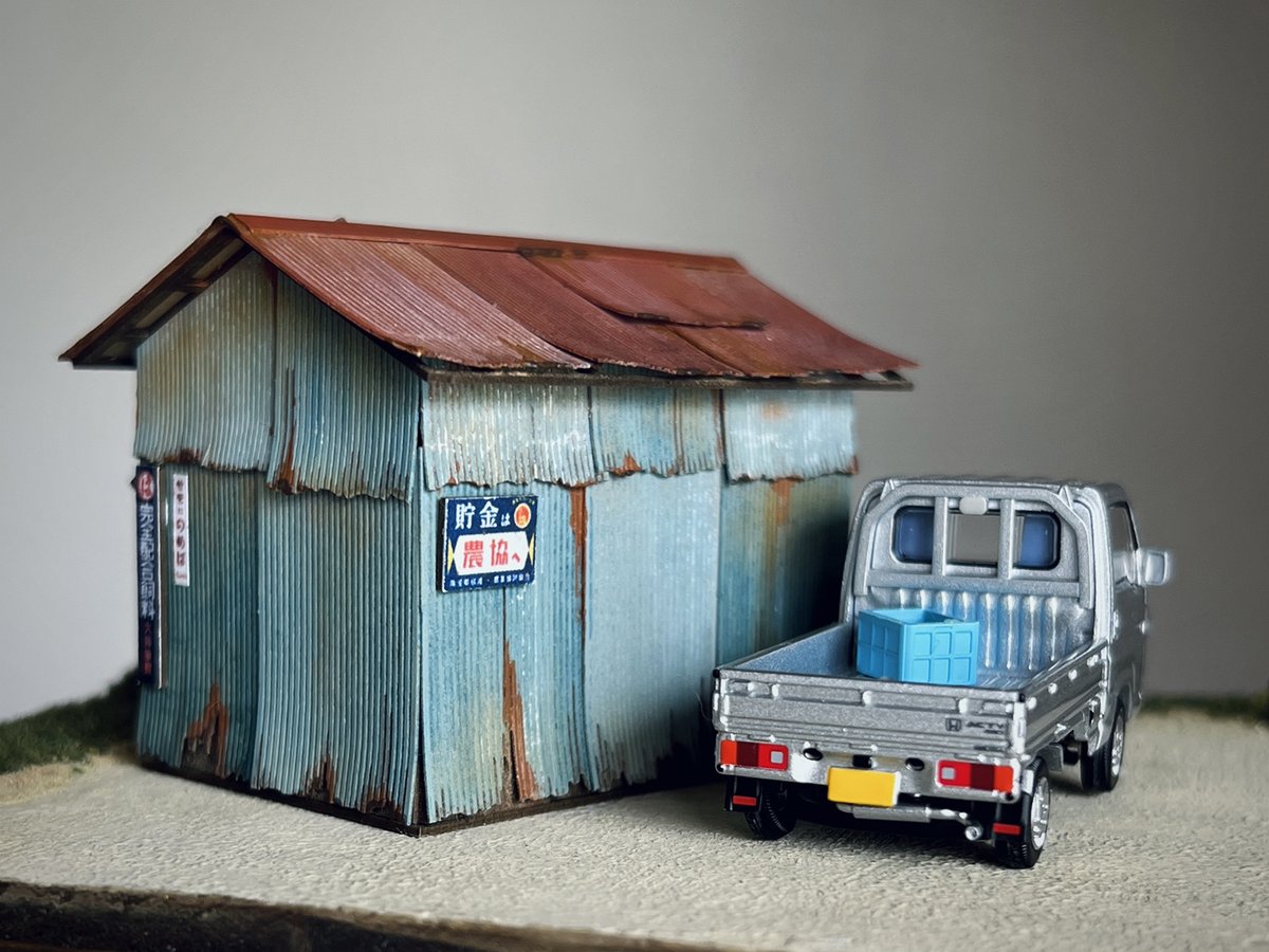 biodooo's tweet photo. トタン小屋A 1/64（ミニカースケール）の販売を開始しました📢
https://t.co/wNFs7JafFX

未塗装のペーパー製組み立てキット（ホーロー看板付）

トタン小屋は塗装の楽しさも魅力のひとつ。
未塗装キットですので、お好みの色に塗装してお楽しみください。
サビや汚れを加えれば、トタン小屋ならではの味わい深い表情を演出できます。

情景師アラーキー氏による改造コラム「ちょい足し工作指南」を新たに収録。
ひと手間加えて、さらに魅力的な作品に仕上げるためのアイデアをご紹介しています。