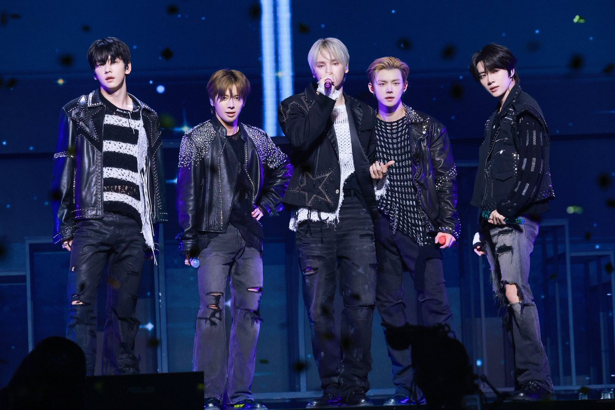 oricon's tweet photo. TOMORROW X TOGETHER、
ファンコンサート日本公演完走✨

終演後には“サプライズ”も

🔻「マツケンサンバⅡ」が大盛り上がり
https://t.co/k7s0pS9RXo

#TOMORROW_X_TOGETHER #TXT https://t.co/melrQxPtow