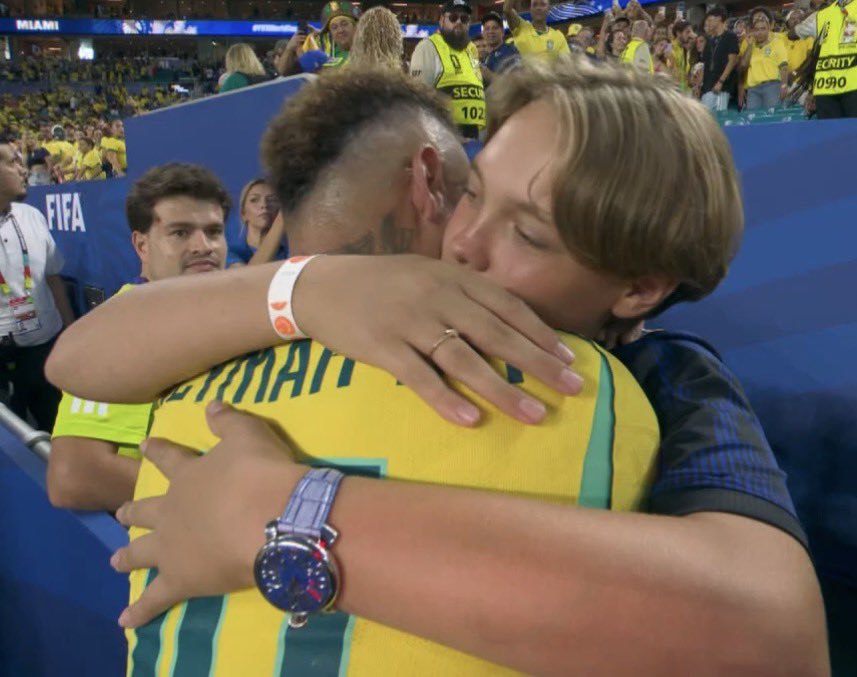 choquei's tweet photo. 🚨VEJA: Neymar abraçando seu filho após retorno aos gramados. https://t.co/ocNo88SNQd