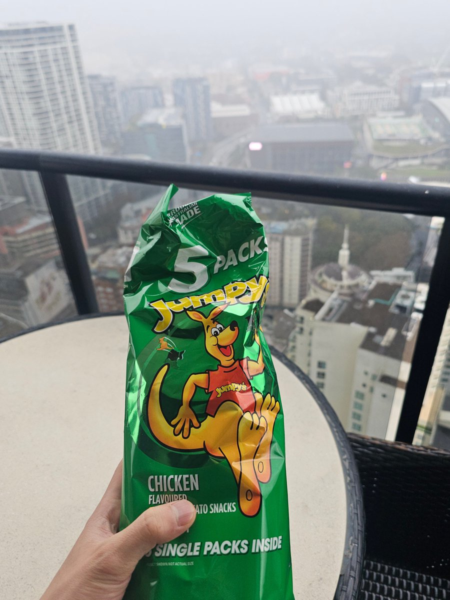 jzzzindaeyo's tweet photo. 260625 Bobby safely arrived in Sydney and he got potato chips 😂

🐰 Jyujyu-nim, who lives in Australia, gave me a kangaroo
🐰 it's 8AM here.
🐰 RAININGGGGGGG
🐰 We just got off the plane ㅋㅎㅋㅎ

Good morning and have a good rest Bobby
#BOBBY #바비 https://t.co/kAJW1qPALT