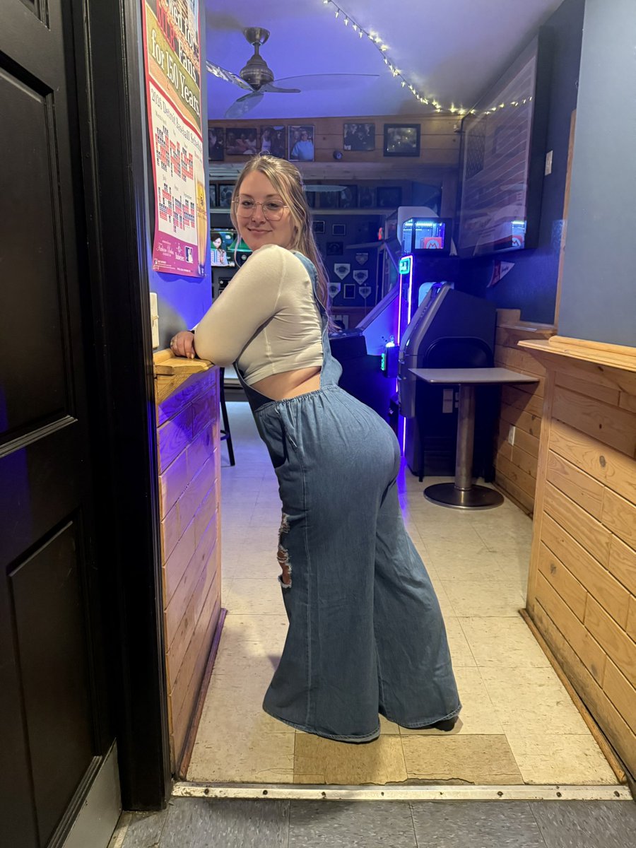 callmedannyj's tweet photo. this girl stopped me in the bar to take pics of my fit bc it went hard or something 🍑 https://t.co/RknIH0F2Vq