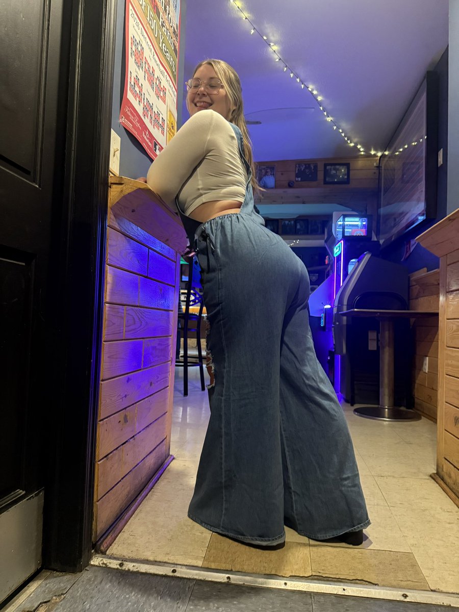 callmedannyj's tweet photo. this girl stopped me in the bar to take pics of my fit bc it went hard or something 🍑 https://t.co/RknIH0F2Vq