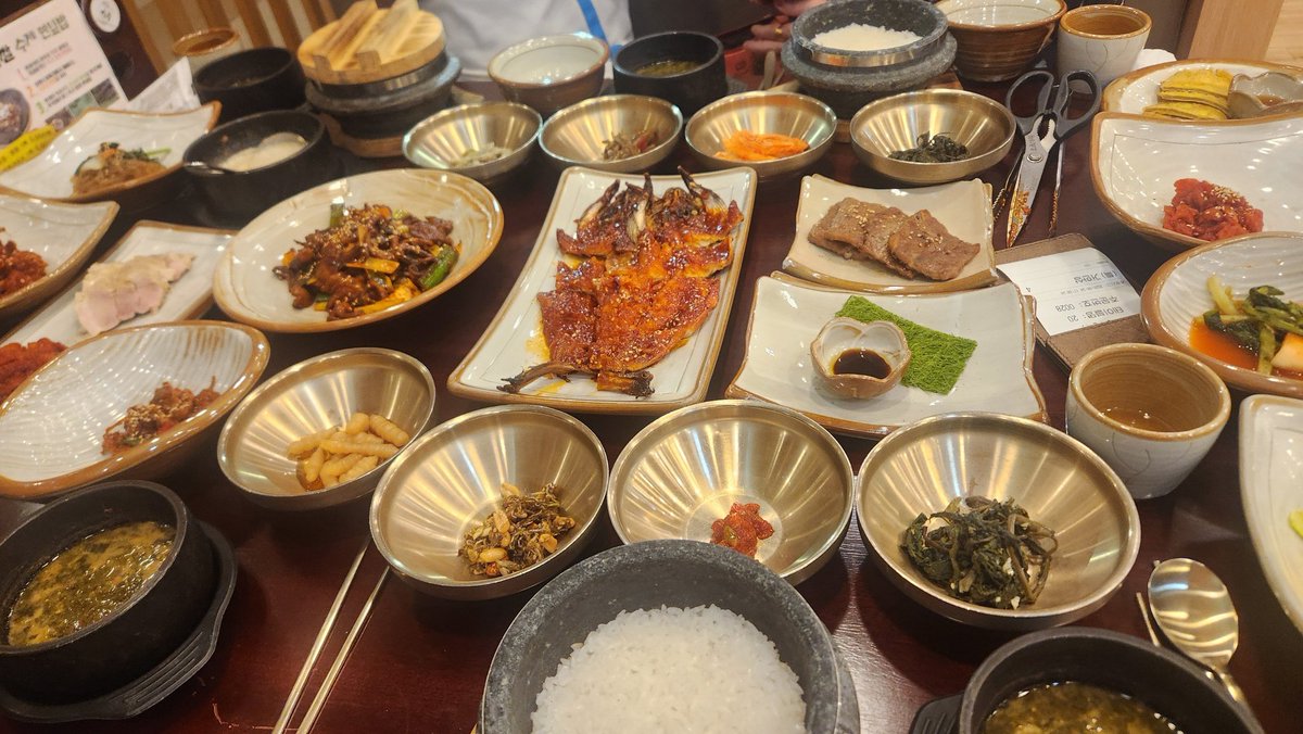 amornaeil's tweet photo. 손흥민 선발 제외 소식에 많은 팬들이 놀랐습니다. 오랜 시간 대표팀의 주장으로 팀을 이끌어온 만큼 아쉬움을 느끼는 목소리도 적지 않네요. 반면 체력 안배나 전술 변화일 수 있다는 의견도 있습니다. 결국 감독의 선택이 옳았는지는 경기 결과와 내용이 말해줄 것입니다. 후반 출전 여부와 손흥민의 활약까지 끝까지 지켜봐야 할 경기인 것 같아요. #손흥민 #대한민국축구 #월드컵 #축구대표팀 #축구팬
