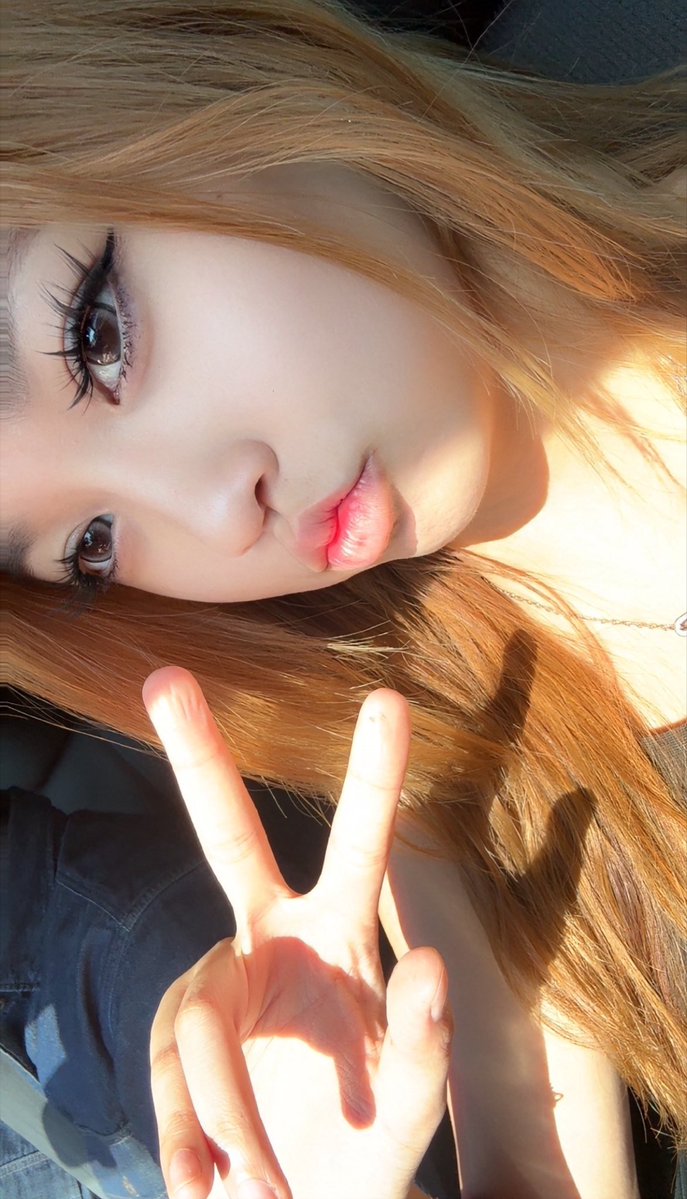 alliscloud's tweet photo. pretty and unbothered and a little bit expensive🌸 https://t.co/BY2EVM9XiM