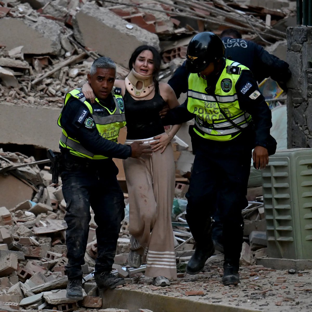 Pildorasdefe's tweet photo. Nuestras oraciones con todo el pueblo de Venezuela, y en especial con todos los afectados.

Oramos por todos aquellos que aún se encuentran sepultados bajo los escombros de los edificios caídos por el violento terremoto de 7.1 ocurrido hace poco tiempo.

🙏 https://t.co/oGTExRJHyo