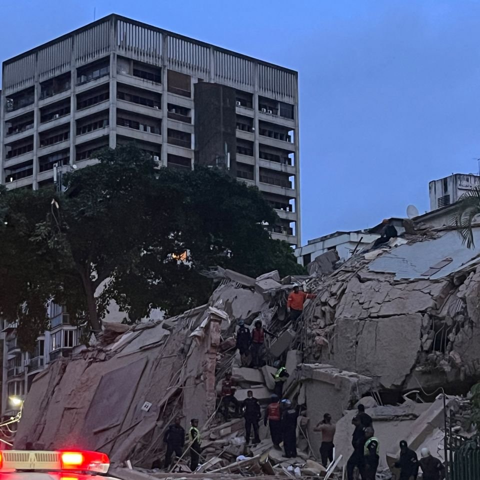 Pildorasdefe's tweet photo. Nuestras oraciones con todo el pueblo de Venezuela, y en especial con todos los afectados.

Oramos por todos aquellos que aún se encuentran sepultados bajo los escombros de los edificios caídos por el violento terremoto de 7.1 ocurrido hace poco tiempo.

🙏 https://t.co/oGTExRJHyo