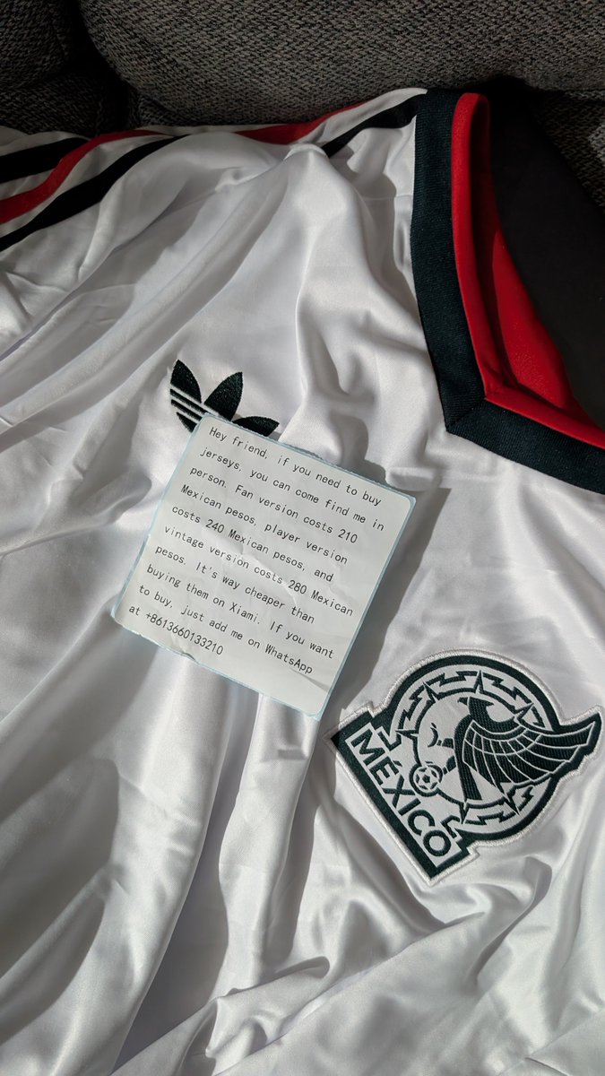 MeninoLambrini's tweet photo. Hace tiempo compré este jersey en Shopee y el vendedor me envió una nota diciéndome que le comprara directamente a él por WhatsApp y que me daba más barato, me dio desconfianza pero le pedí tres jerseys retro para ver qué pedo y sí me llegaron jsjsjsjsjs https://t.co/rE4TiKT6Ek