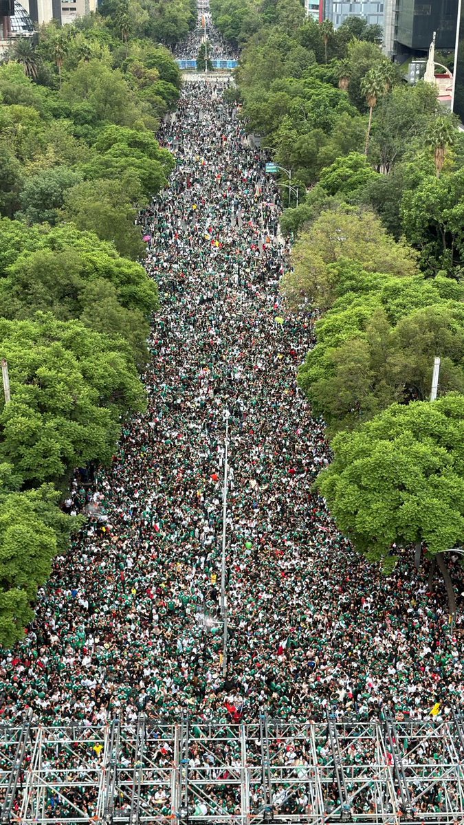 barrabrava_net's tweet photo. 🚨🇲🇽 ÚLTIMA HORA

¡El Fan Fest del Zócalo ha colapsado por la enorme cantidad de aficionados que llegaron para apoyar a México!

Las autoridades informaron que el Zócalo, el Ángel de la Independencia y la Diana Cazadora ya alcanzaron su máxima capacidad. Miles de personas continúan intentando ingresar, mientras la policía realiza operativos para evitar incidentes.

Según reportes desde la zona de Pino Suárez, grupos de aficionados rompieron los cercos de seguridad y forzaron su entrada al Fan Fest pese a los llamados de las autoridades. Agentes utilizaron megáfonos para pedir calma y advertir sobre el riesgo de accidentes debido a la presencia de niños y familias.

Las autoridades recomiendan acudir a las pantallas instaladas en el Monumento a la Revolución y Avenida Juárez para seguir el partido de forma segura.

⚽🇲🇽 La pasión por la Selección Mexicana desborda las calles de Ciudad de México.

#URGENTE #México #FanFest #Zócalo #Mundial2026 #SelecciónMexicana