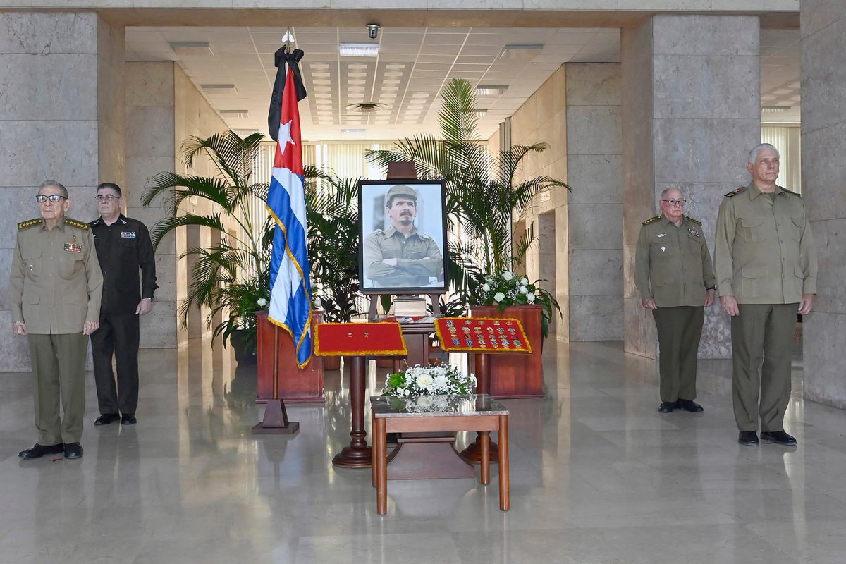 GrandaMorejon's tweet photo. Raúl rindió homenaje al combatiente que siempre lo acompañó a él y a Fidel en todas las batallas, el Comandante de la Revolución, Ramiro Valdés Menéndez.

#RamiroPorSiempre
#Cuba #PinardelRío https://t.co/wS6dgqm58G