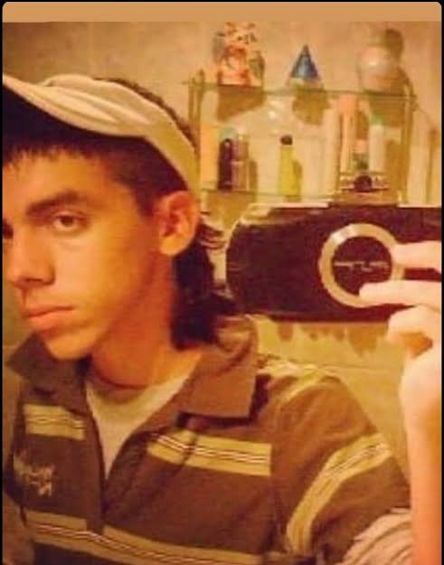 ElRickyFC's tweet photo. @Darryl_999 Estamos hablando de este tipo, siempre ha llevado cortes de mrd, lo peor es que a él si le quedan bien JAJAJAJA https://t.co/KGrAAopOqO
