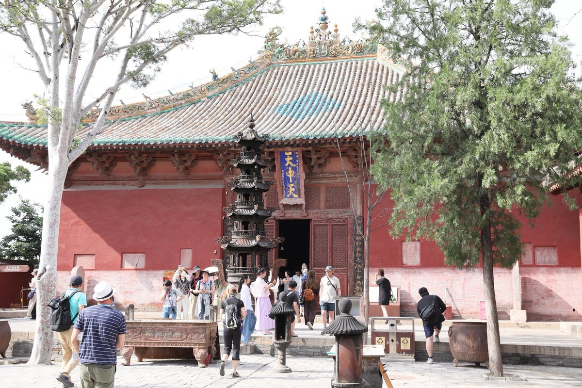 ShanxiDaily's tweet photo. Standing beneath the towering Glazed Pagoda of Guangsheng Temple in Linfen. The vibrant colors and intricate details left our Hungarian artist friends utterly mesmerized. Art truly knows no borders—just pure awe under Shanxi sun. 🇨🇳✨ #Linfen #GuangshengTemple #CulturalExchange https://t.co/It3bF0dmL5