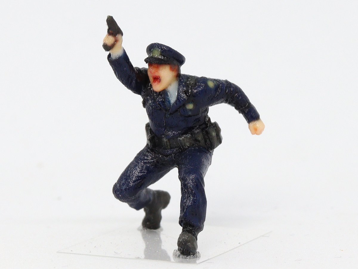 biodooo's tweet photo. 「警官」1/83スケールの販売を開始しました📢
https://t.co/PKlg0LS6eR

まずは一発撃ってから考える。 そんな昔の漫画やドラマに出てきそうな、昭和の“ザ・警官”

1/80～1/87スケールでの使用を想定した、1/83スケールのフルカラー3Dプリント製品です。

彩色済みのため、そのままレイアウトやジオラマにご使用いただけます。

同時発売の「泥棒」と組み合わせれば、どこか懐かしい追跡劇が始まります。

泥棒と警官という、古今東西変わらない定番コンビは、情景に物語性を添えるのにぴったり。

昭和の街並みやレトロな風景のワンポイントとしてお楽しみください。