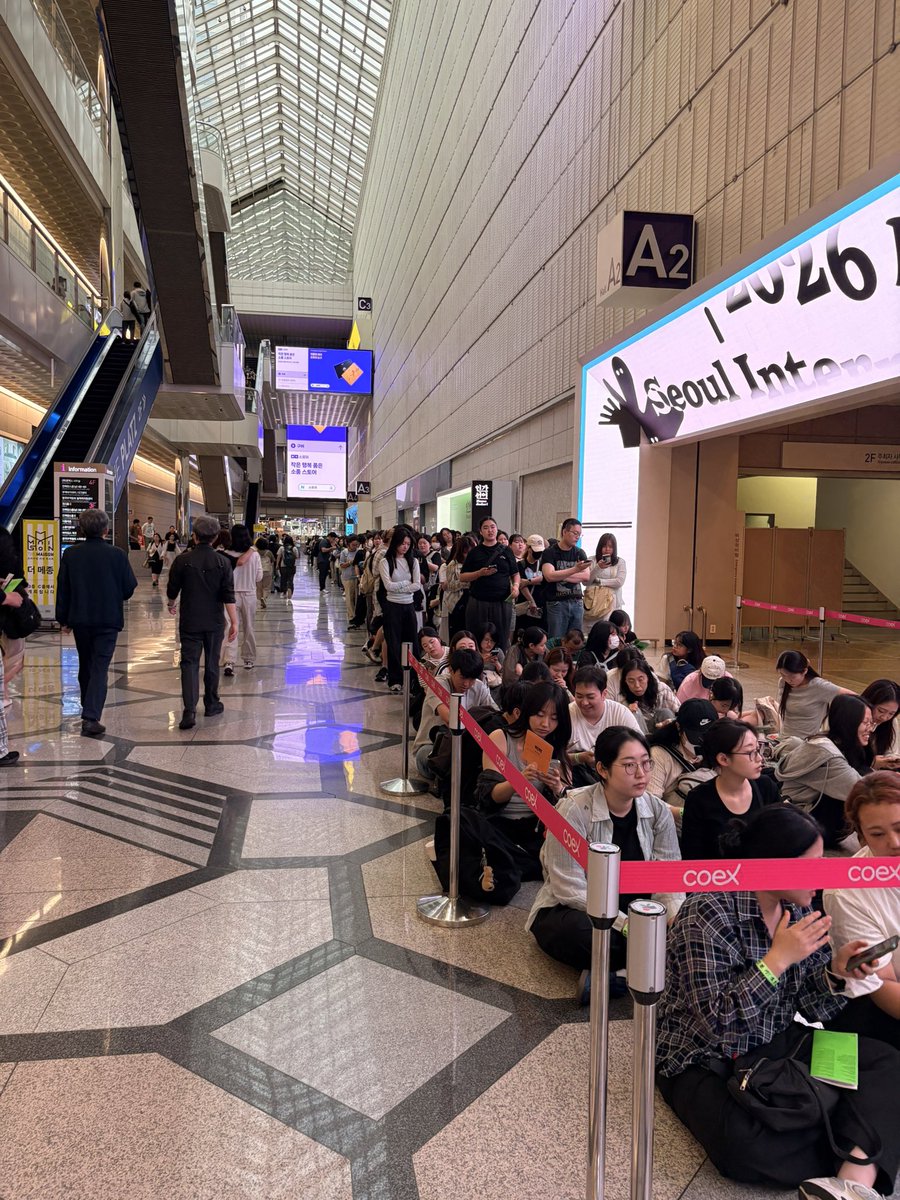 dokudepo's tweet photo. Seoul International Book Fair 、2日目も開場前から長蛇の列です。
#SIBF https://t.co/wZAnX7Xggs