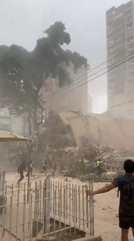 AndrewsAbreu's tweet photo. #URGENTE Este es unos de los edificio de Los Palos Grandes que colapsó.  Al lado del Migas en Altamira #Caracas 

#TerremotoEnVenezuela https://t.co/3SAlFHV7Ys