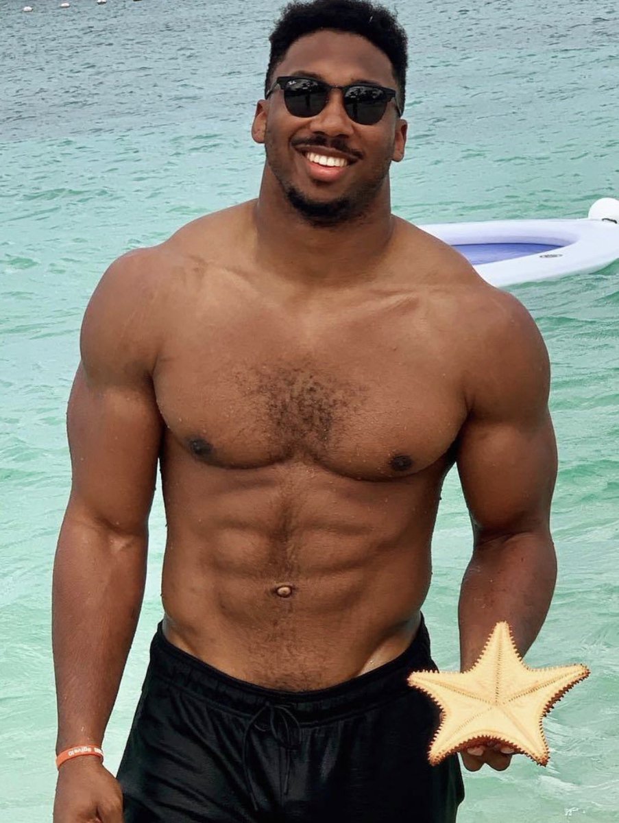 TheMale_Central's tweet photo. Myles Garrett is massive! https://t.co/RRdV9pLc5x