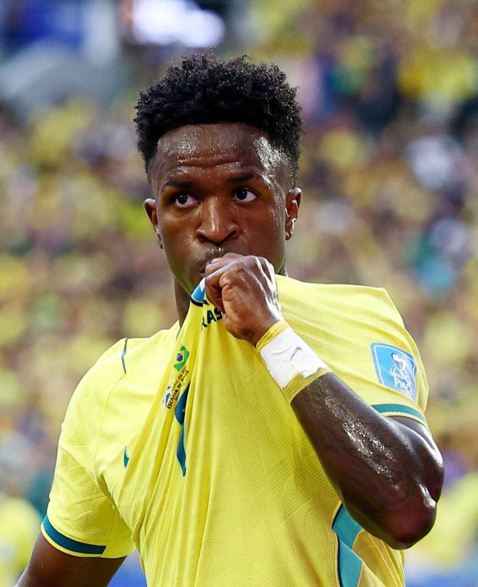 matheuspggomes's tweet photo. A primeira fase acabou e levou embora o papo que o Vini Jr. não entregava o seu melhor na seleção brasileira. E os “anti” tão como? 3 jogos como melhor em campo, 4 gols, a referência absoluta e a nossa esperança para o hexa. Baila, Vini 🇧🇷✊🏾🏆 https://t.co/2fWKzkxU40