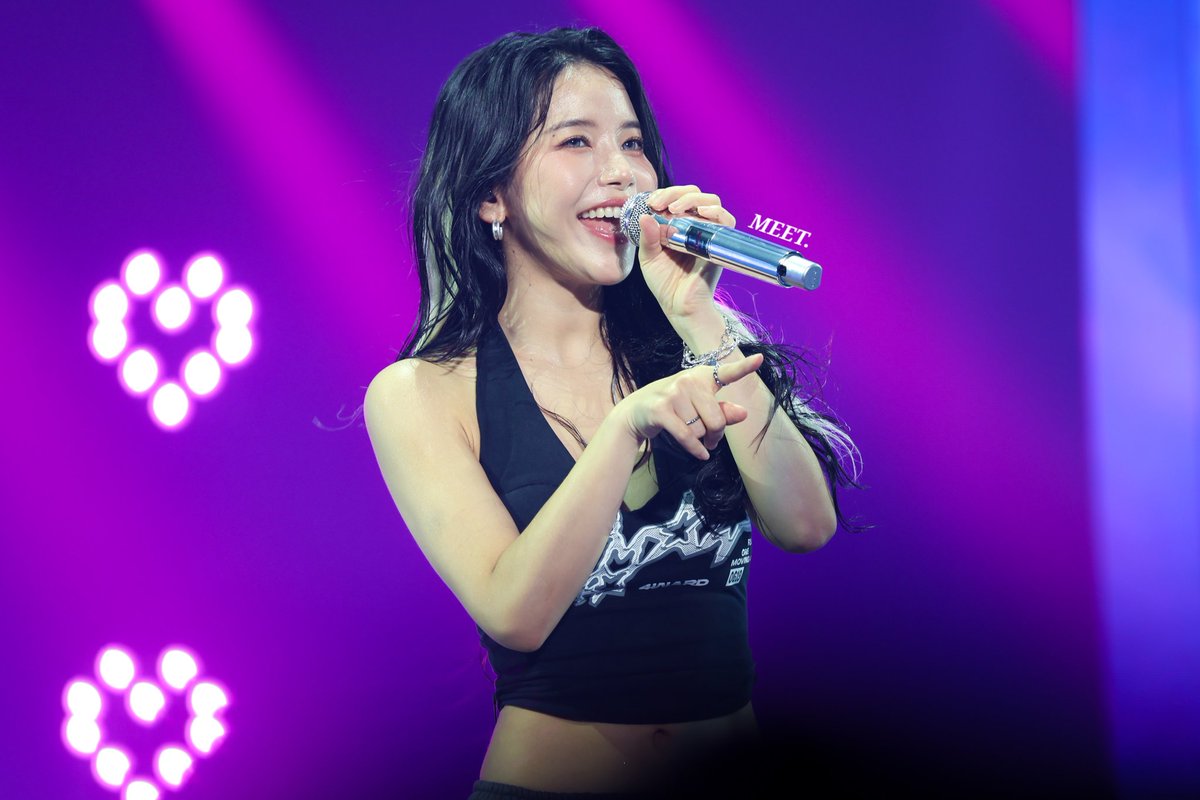 MMM_MOMENT_'s tweet photo. 260621 마마무 콘서트 [4WARD]

데님착 반묶음 너무 예쁘고
앵콜착 핫걸 젖은머리도 사랑이야..♡

#솔라 #solar #용용하면죽겠지 #yongyongdie https://t.co/EQxINJhv0P