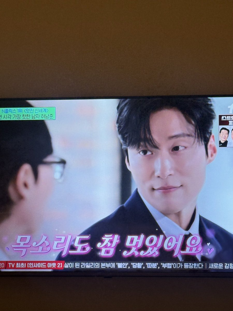 letstalkaboutKR's tweet photo. เมื่อคืนแอดดูรายการ You Quiz “ฮอนัมจุน” 
มาเป็นแขกรับเชิญ ชอบตอนที่พูดเรื่องงานพาร์ทไทม์ กับ เรื่องครอบครัวมากๆ 😍❤️

> ตอนก่อนเดบิวต์ นัมจุน ทำงานพาร์ทไทม์หลายอย่างมาก งานก่อสร้าง งานขายรองเท้าคือทำมาหมดแล้ว 

> เล่าเรื่องตอนทำงานก่อสร้าง ทำงานหนักมาก 7 วัน ต่อสัปดาห์ต่อเนื่องหลายเดือนเพื่อเก็บเงิน ได้เงินเยอะด้วยนะ บอกว่าทำงานก่อสร้างเลยทำให้รู้ว่าความฟิตจากการออกกำลังกายกับการใช้แรงทำงานจริง เป็นคนละเรื่องกันเลย

> ตอนทำงานก่อสร้างเป็นลูกรักของหัวหน้าไซต์งานแบบไม่รู้ตัว คือคนอื่นพยายามทำตัวให้ถูกใจหัวหน้าเพื่อจะได้มีงานต่อ แต่พี่เค้าคือเป็นตัวเองสุด มีตอนนึงไปแบกท่อเหล็กกับหัวหน้าแล้วฝั่งพี่คือมันอยู่ตรงที่ขอบสูงๆเหมือนหน้าผาแบบจะตกลงไปได้อะ พี่เลยบอกหัวหน้าว่ากลัว ทำไม่ได้ หัวหน้าลองมายืนฝั่งนี้ดูมั้ย 555555 หัวหน้าบอก นี่ไม่เคยมีใครใช้ฉันมาก่อนเลยนะ หัวหน้าเอ็นดูพี่แกไปเลยจ้า 

> แล้วงานขายรองเท้า พี่แกบอกไม่ถนัดงานขายสุดๆ อธิบายสินค้าไม่เก่ง จัดระบบความคิดไม่ได้ ถ้าหัวหน้าดูอยู่ต้องขอโทษด้วย พี่บอกงานใช้หัวไม่ค่อยเก่งเท่าไหร่ งานใช้แรงงานถนัดกว่า โอ้ยย เอ็นดู 5555

> เรื่องพาร์ทครอบครัวซึ้งมาก ชอบตอนที่ นัมจุน เล่าว่าพาแม่ไปกินสเต๊ก แม่ไม่คุ้นกับอาหารแบบนี้ ก็เลยค่อยๆบอกแม่ว่าต้องกินยังไง แล้วแม่ก็บอกว่า อร่อยจัง แล้วก็กินแบบอร่อยมาก ตอนนั้น นัมจุน บอกรู้สึกดีมากๆ แต่ก็รู้สึกแบบใจหายเล็กๆ ว่าแบบที่ผ่านมาแม่ไม่ค่อยได้มีโอกาสสัมผัสอะไรแบบนี้เลยสินะ 

> กับพ่อก็เหมือนกัน ตอนเด็กๆ พ่อชอบบอกว่าพ่อชอบไก่ทอดที่สุด เวลาไปช่วยงานพ่อ พ่อจะซื้อไก่ทอดให้กิน โตมาถึงรู้ว่า พ่อแค่เลือกสิ่งที่ถูกที่สุด พ่อเป็นคนอดทน ยอมเสียสละ แต่พอมาถึงตอนนี้พ่อแม่เริ่มพูดตรงๆ แล้วว่าอยากกินอะไร พอได้ซื้อให้แล้วเห็นพ่อแม่กินอย่างมีความสุข นั่นแหละคือช่วงเวลาที่นัมจุนมีความสุขที่สุด ~ น่ารักมากอะ ลูกชายที่แสนดีมากๆๆ รักเค้า

บอกเลยว่าหลังจากรายการออนแอร์ คนโดนตกอีกเพียบ 
คนเกาหลีพูดกันแบบ หล่อกว่าในละครอีก 
แล้วคนก็ประทับใจที่แบบพี่เป็นคนขยัน แล้วก็เรื่องความกตัญญูกับพ่อแม่ น่าร้ากกกก 😍

#HeoNamjun