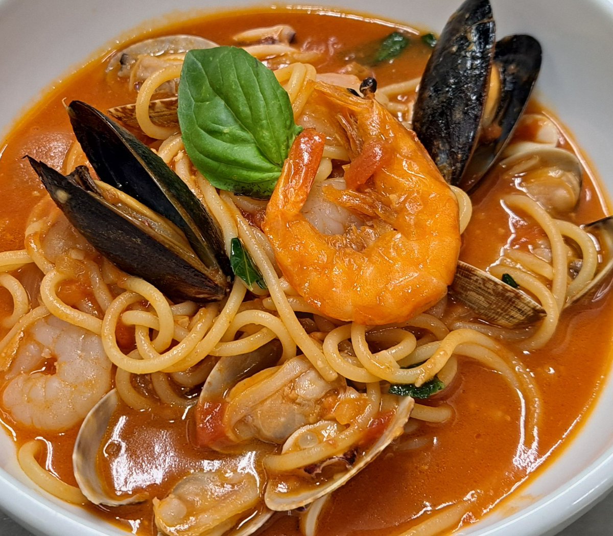 bashamichi1972's tweet photo. ペスカトーレスパゲッティ🍝

たっぷり魚介の旨味をスープに引き出した
濃厚トマトソーススパゲッティ🍝
＃馬車道 ＃洋食 https://t.co/4WejE7oMXE