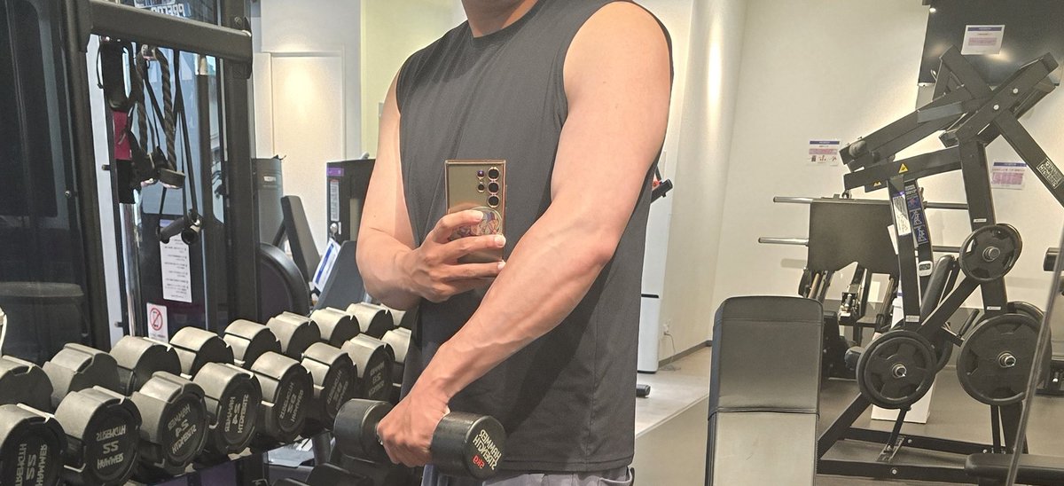 dogeza47's tweet photo. 今日腕やって
前腕いい感じやなぁって写真撮ったら
そっから上がプニプニで草 https://t.co/2p6H5tqJ3T