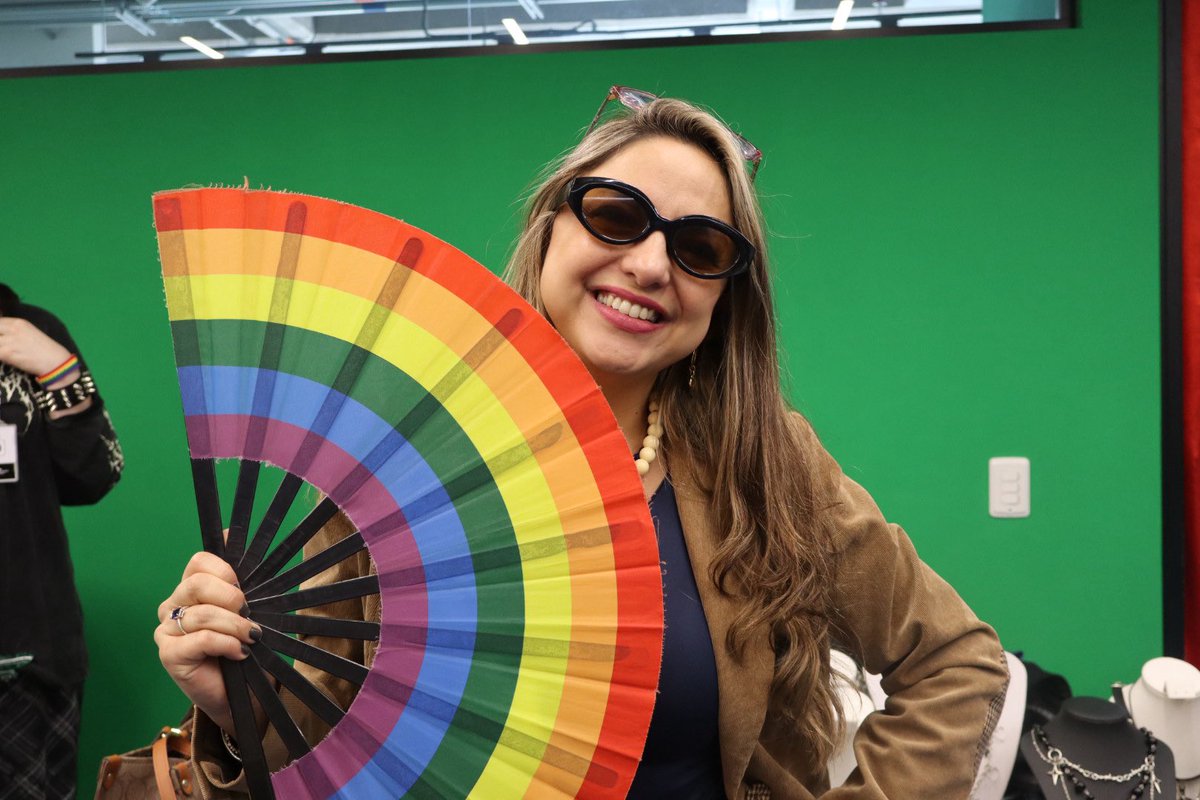 SubLGBTI's tweet photo. 🏳️⚧️🏳️🌈 La inclusión social y productiva llegó a #tcslatam con la feria de emprendimientos de las Casas LGBTI de la Secretaría Distrital de Integración Social.
Un espacio para visibilizar el talento diverso, fortalecer oportunidades y seguir construyendo entornos más incluyentes.
Talento diverso, inclusión que transforma.
#SePuedeSer #AquíSíPasa 🌇