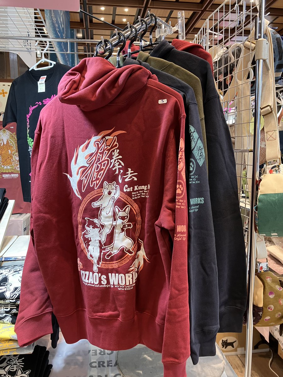 IZZAO's tweet photo. にゃんクリエイターズJR仙台駅まもなく開店です。今回は新型什器も持参して来ました。ちょっとご覧頂きやすくなったかな？肌寒い朝夕のために定番の猫拳法パーカも用意しました。IZZAOは本日より最終日30日まで。沢山の皆様のお越しをお待ちしております！
#にゃんクリエイターズ
#JR仙台駅 https://t.co/NjapUfSz1z