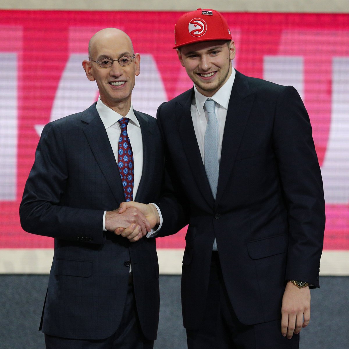 AlexKennedyNBA's tweet photo. I hate that NBA prospects involved in a draft-day trade have to wear the wrong hat on stage.

I know it's because the trades can't be finalized until the new league year starts, but I still hate it. These photos just look weird. https://t.co/Wm0lJyxghq