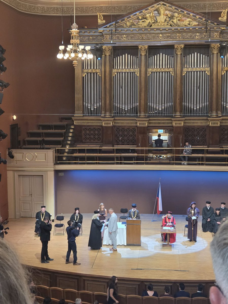 NovakVita's tweet photo. Včera jsme v Rudolfinu převzali diplomy. 🧑‍🎓🙂 Jasně, titul používám už od státnic, ale teprve nyní proběhl slavnostní promoční akt. Složil jsem promoční slib, převzal diplom a oficiálně i titul. Mgr. Vítězslav Novák.

Ani jsem nevěděl, že promoce zahrnuje i slavnostní slib. V mnohém mi připomněl slib zastupitele. Zavazuje totiž jednat čestně, odpovědně a v souladu s hodnotami, které má vysokoškolsky vzdělaný člověk reprezentovat. 🙂