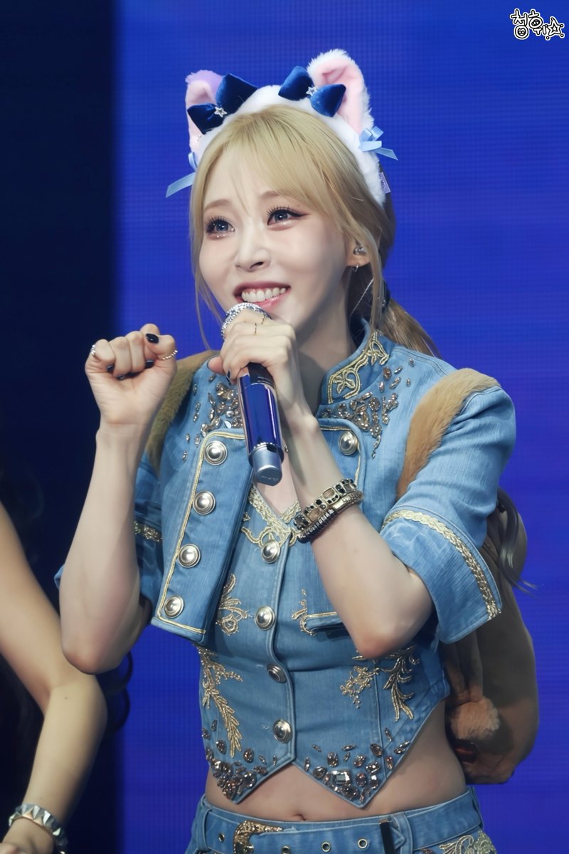 cjdgnl1's tweet photo. 260621 마마무 
2026 WORLD TOUR [4WARD]  IN SEOUL (3)

#마마무 #솔라 #문별 #휘인 #화사
#MAMAMOO #SOLAR #MOONBYUL #WHEEIN #HWASA https://t.co/KsMeNY2Sv5
