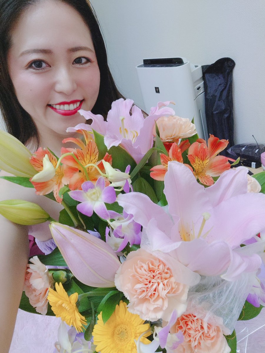 ItouKuran's tweet photo. 🍌🍌🍌🍌

東洋ショー劇場🎀4日目もご来場、応援ありがくらんございます✨
ステージから見える皆様が本当にあたたかい表情で観てくださっていてうれしくらんです🧡🥹
7周年作は故郷だけじゃなく
皆様やストリップへの想いも重ねて作り、『わったーの宝』と名付けました✨
お花やお祝いもありがくらん🥺 https://t.co/N3v7JYE9ot