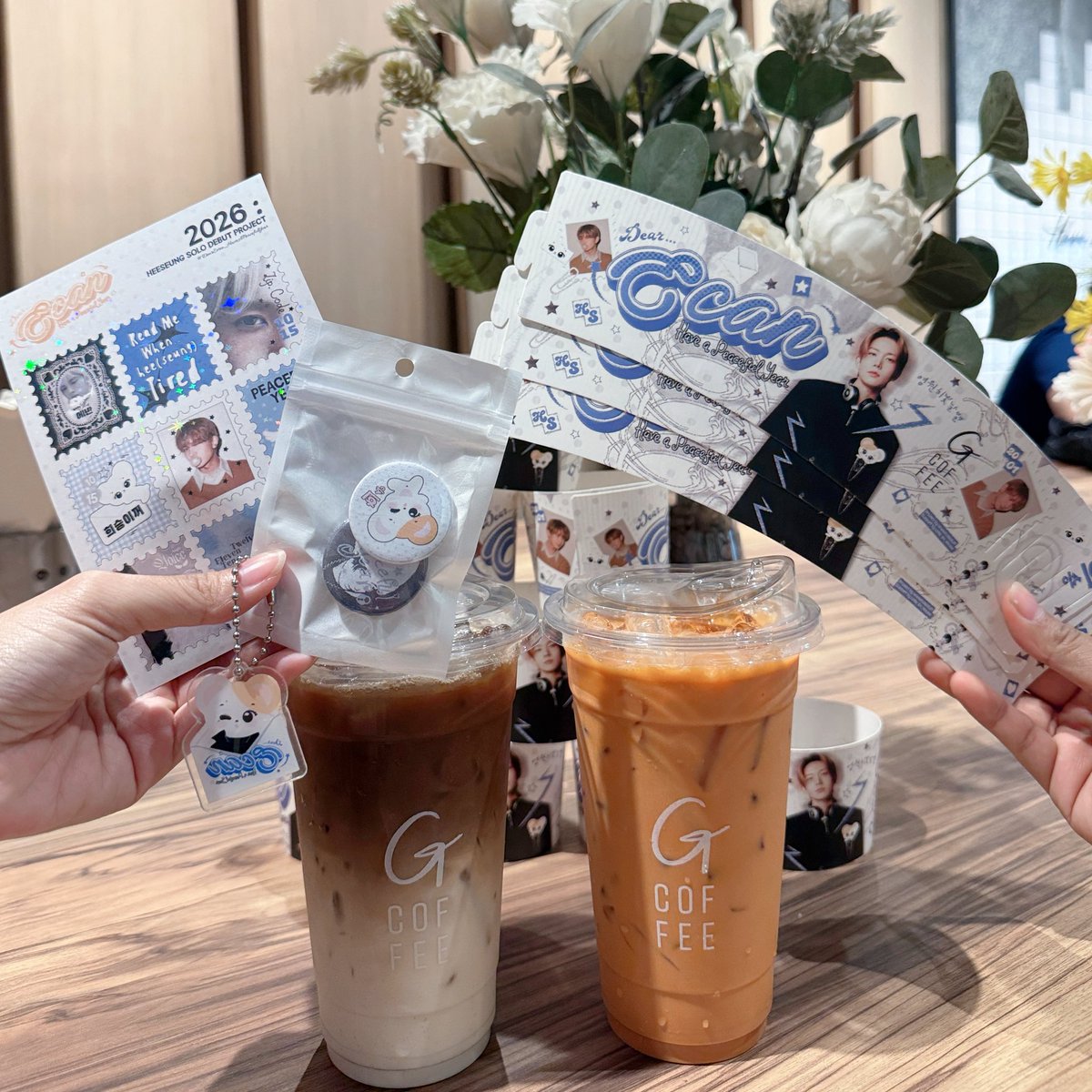 gcoffeebkk's tweet photo. EVAN’s Solo Debut! 🗝️🌟

ศิลปินคนโปรด Solo Debut ทั้งที จะพลาดได้ยังไง! 💙
แวะ G Coffee เติมคาเฟอีน แล้วรับ Cup Sleeve Giveaway สุดน่ารักติดไม้ติดมือกลับบ้านไปเลย ✨

📝 เพียงสั่งเครื่องดื่มขนาด 22 ออนซ์ รับฟรี Cup Sleeve ลายพิเศษ
✨ หน้าร้าน: แจ้งพนักงานขอรับ Cup Sleeve
🪄 Delivery หรือสั่งผ่านแอป 📲 ระบุในช่องหมายเหตุ: "รับ CUP SLEEVE EVAN"
🎁 รับ Give away ฟรีทันที (Random 1 out of 3)
*10 แก้วแรกของทุกสาขา รับฟรี Sticker Card HeeraleeHam คนละ 1 ชิ้น (ทั้งหน้าร้านและเดลิเวอรี่)

🗓️ วันที่ 25 มิถุนายน - 1 กรกฎาคม 2569
📍 G Coffee ทุกสาขา
รีบชวนแก๊งค์มาซัพพอร์ตกันได้เลย 💙

#DearEvan_HaveAPeacefulYear #MRT
 #GCoffee #Evan