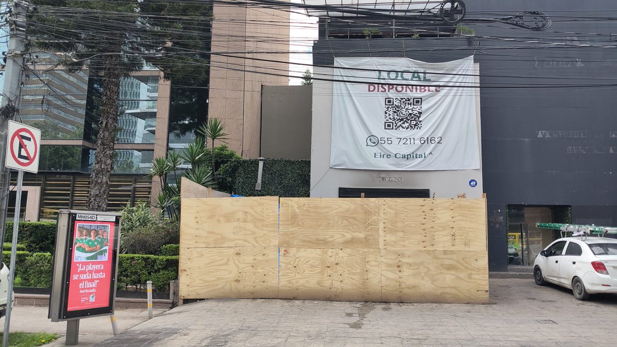 Poder_enFuga's tweet photo. Vecinos de Lomas de Chapultepec exigimos la revisión inmediata de la excavación ubicada en Av. Paseo de las Palmas 240. Existe preocupación fundada de que se pretenda instalar un anuncio espectacular tipo unipolar en una zona donde este tipo de estructuras debe ser estrictamente regulada. Solicitamos a @PAOTmx , @AlcaldiaMHmx , @GobCDMX , @JEsquincaF , @EipCDMX , @RocioGonzalezH8  y las autoridades competentes verificar permisos, suspender preventivamente los trabajos si corresponde y garantizar que no se consume una posible irregularidad urbana.