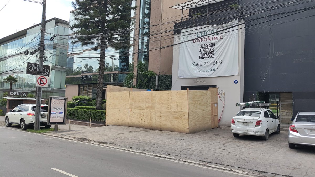 Poder_enFuga's tweet photo. Vecinos de Lomas de Chapultepec exigimos la revisión inmediata de la excavación ubicada en Av. Paseo de las Palmas 240. Existe preocupación fundada de que se pretenda instalar un anuncio espectacular tipo unipolar en una zona donde este tipo de estructuras debe ser estrictamente regulada. Solicitamos a @PAOTmx , @AlcaldiaMHmx , @GobCDMX , @JEsquincaF , @EipCDMX , @RocioGonzalezH8  y las autoridades competentes verificar permisos, suspender preventivamente los trabajos si corresponde y garantizar que no se consume una posible irregularidad urbana.