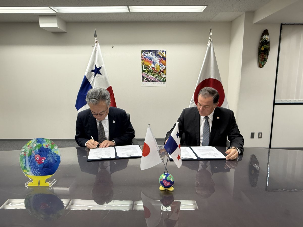 embpanamajpn's tweet photo. ✍️Panamá oficializa su participación en GREEN×EXPO 2027 Yokohama, Japón, la exposición internacional que se celebrará del 19 de marzo al 26 de septiembre de 2027.

En representación de Panamá, Su Excelencia Walter Cohen, Embajador de Panamá en Japón, participó junto al Secretario General de GREEN×EXPO 2027, Masato Komura, en la ceremonia oficial que formaliza la participación del país en esta Exposición Internacional.

🌿🌎El Embajador Cohen dio a conocer la temática del pabellón panameño: “Puentes de Agua y Tierra: Cooperación para la Coexistencia”, una propuesta que resalta la exitosa colaboración entre Panamá y Japón, especialmente a través de la cooperación de JICA en la cuenca del Canal de Panamá, en donde más que una ruta marítima internacional, es un ecosistema integrado donde la sostenibilidad, la biodiversidad y la cooperación internacional hacen posible la coexistencia armoniosa entre la naturaleza y la sociedad.

✍️パナマは、2027年3月19日から9月26日まで横浜で開催される国際園芸博覧会 GREEN×EXPO 2027への参加を正式に表明しました。

パナマを代表して、ワルテル・コーエン駐日パナマ大使、公益社団法人2027年国際園芸博覧会協会 河村正人事務総長がパナマの参加を正式に表明する式典に参加しました。

🌿🌎コーエン大使は、パナマパビリオンのテーマ「水と大地の架け橋：共生を育む協力」を発表しました。このテーマは、特にパナマ運河流域におけるの協力を通じた、パナマと日本の実りある協力関係を紹介するものです。パナマ運河流域は、海上輸送ルートだけではなく、持続可能性、生物多様性、国際協力によって自然と社会の調和ある共生を実現する統合的な生態系でもあります。

@expo2027_japan @promtur_panama 

#withGREENEXPO #greenexpo2027 #PanamaGreenExpo2027