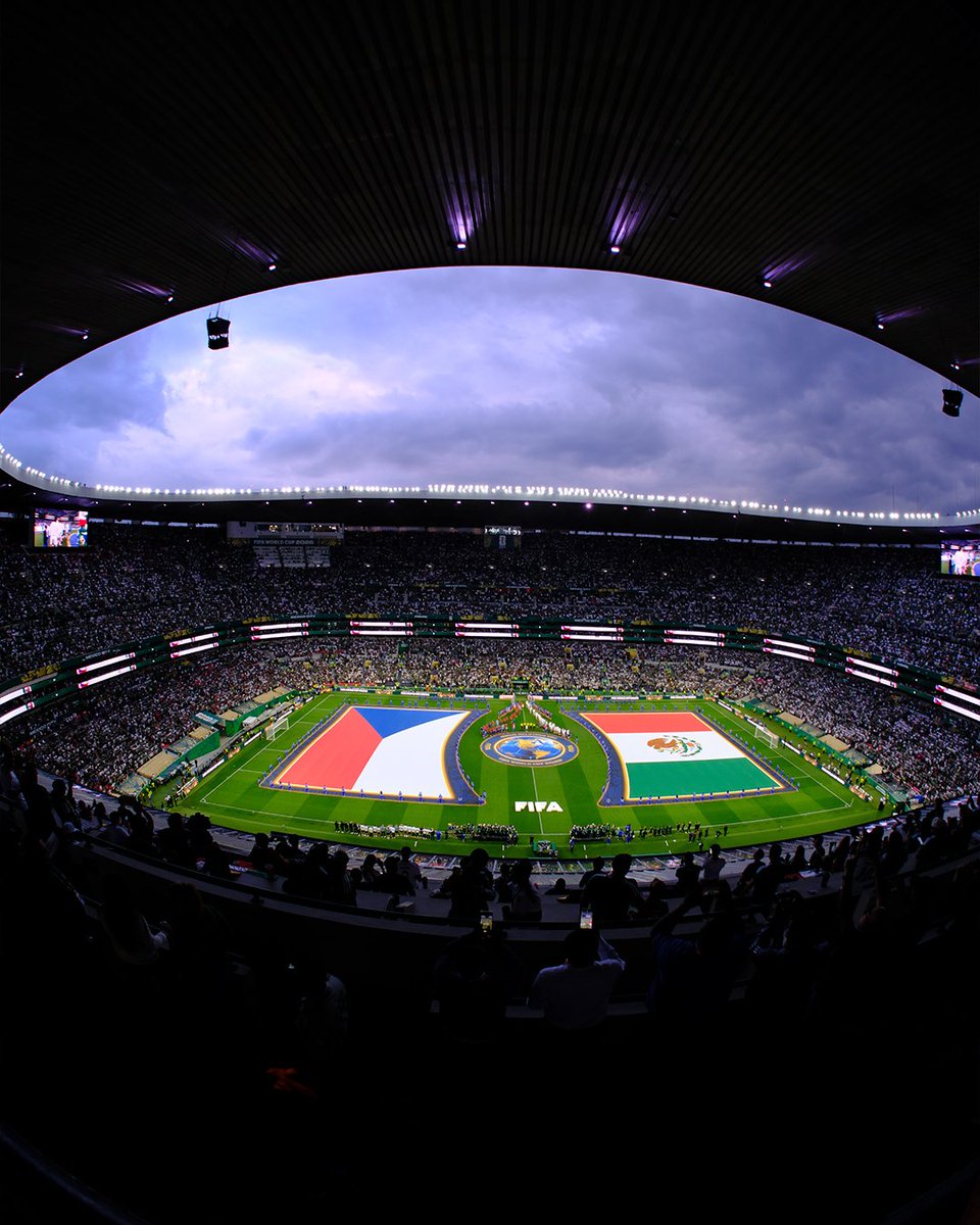 miseleccionmx's tweet photo. Miles de voces, un mismo sentimiento. ❤️

Nuestros Incondicionales vuelven a llenar las tribunas de color, pasión y orgullo para acompañar a México en una nueva noche mundialista. ✨

Ustedes también juegan este partido. 🙌

#SomosMéxico https://t.co/x1HHyuzvMz