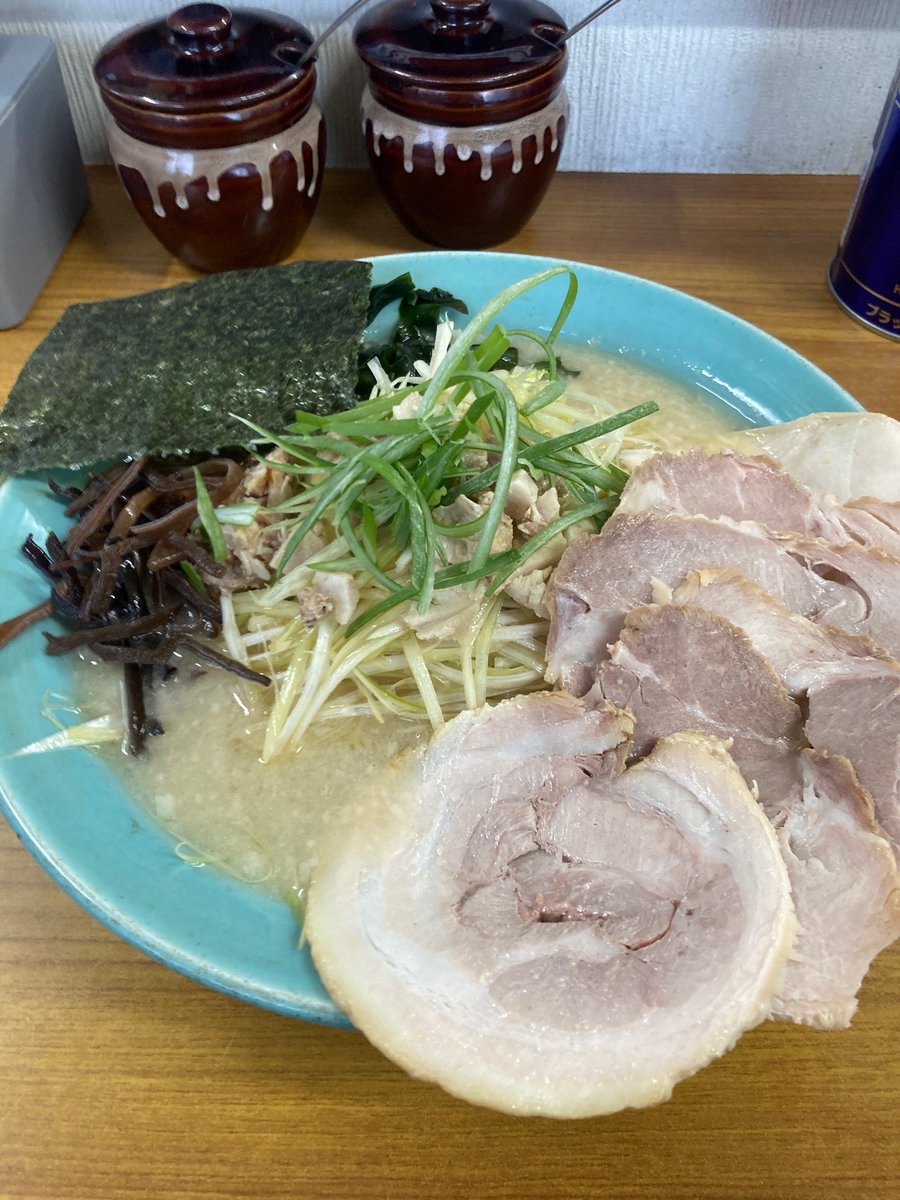 mjys45's tweet photo. ニューラーメンショップ大光(八千代市)。塩大光ラーメン1290円+替え玉150円。
塩だと割と優しくなるので調子乗って替え玉買ったらかなりの量で往生した。常人は頼むべきでない。
雨だから空いているということもなく14時前には打ち切りだったみたい。 https://t.co/WkRM6pzsSy
