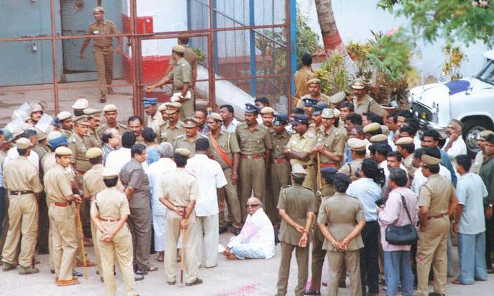 tngrowth89's tweet photo. ADMK ஆட்சிக்கு வந்த ஒவ்வொரு முறையும் முக்கிய திமுக தலைவர்கள் கைது செய்யப்பட்டுள்ளனர், கருணாநிதியும் அதற்கு விதிவிலக்கல்ல.  எதுவும் நீதிமன்றத்தில் நிரூபிக்கப்படவில்லை.

ஆனால், ஜெயலலிதா சொத்துக்குவிப்பு வழக்கில் தண்டனை பெற்று சிறைக்குச் சென்றார்.
எதுக்கு சொல்றேன்னா 🐿️ 🤣
#Tharkuris https://t.co/Lu1AeZSGwU