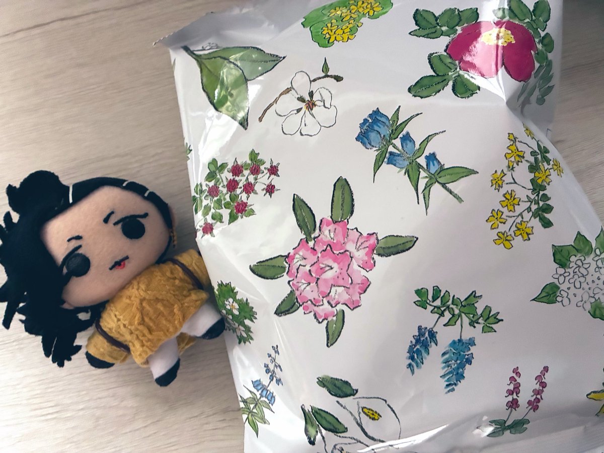 zoonnuinui's tweet photo. 六花亭のポテチ、かさばるけど可愛くて買ってきた。うす塩でおいしい。
この六花亭のデザインほんと可愛いからいろいろグッズ展開してほしい… https://t.co/suZa6tLkno