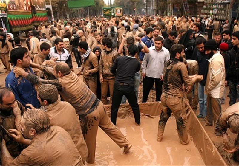 aminasgarerad's tweet photo. اینجا عزاداری فقط یک مراسم نیست؛
روایتِ احساس، سنت، اشک، حماسه و ارادتی است که در قاب دوربین به سختی می‌گنجد.
خرم‌آباد را باید دید . اینجا برای حسین(ع) جور دیگری عزاداری می‌کنند... 
 #عاشورا #امام_حسین https://t.co/9h0Z5EFJUy