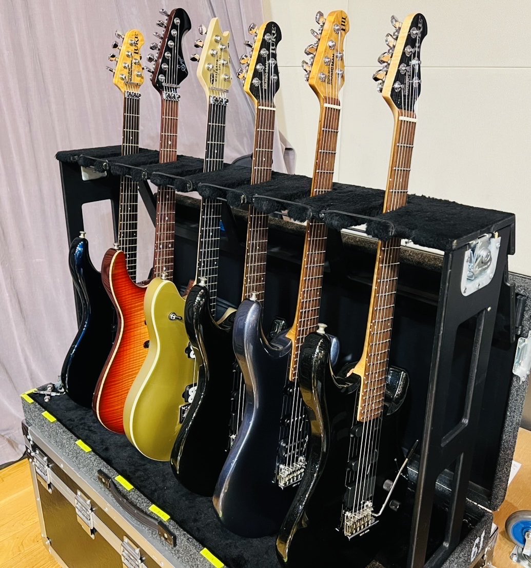 SHIBASAKI_staff's tweet photo. 昨日の竿

手前から
Musicman×3
EVH
Sago
Musicman

🐆ひろし https://t.co/rWKLudiNu4