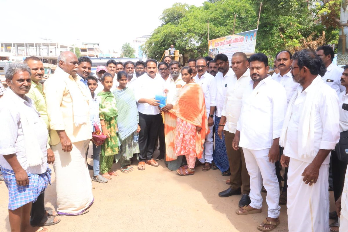 inrKandukuru's tweet photo. ఈరోజు కందుకూరు RTC బస్ స్టాండ్‌లో యర్రారెడ్డిపాలెం నుంచి తిమ్మారెడ్డిపాలెం స్కూల్ వరకు కొత్తగా నడపబోయే బస్సు సర్వీసును ప్రారంభించడం జరిగింది.
ఈ బస్సు సర్వీసు ద్వారా విద్యార్థులు, ఉద్యోగులు, గ్రామీణ ప్రాంత ప్రజలకు మరింత సౌకర్యవంతమైన రవాణా అందుబాటులోకి రావడం ఆనందంగా ఉంది. ప్రజల అవసరాలకు అనుగుణంగా మెరుగైన రవాణా సౌకర్యాలు కల్పించేందుకు నిరంతరం కృషి చేస్తూనే ఉంటాను.

#TeamINR
#inrmarkruling #inturinageswararao #kandukurtdp #kandukur