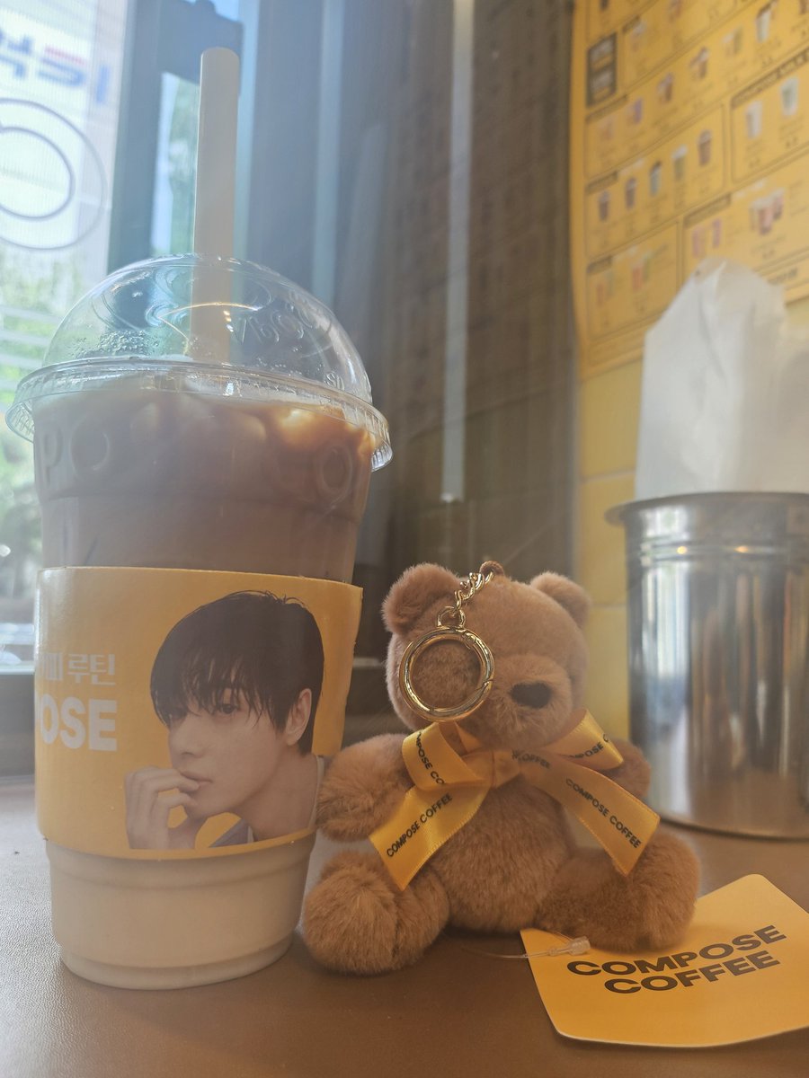 onyourside1230's tweet photo. #우리는_뷔와함께_컴포즈커피
#WithV_ComposeCoffee
태형이로인해 알게 된 컴포즈커피 
태형이 보러 가는 컴포즈커피
#태형 #뷔 #방탄소년단뷔 #Taehyung #V #BTSV https://t.co/V3qT8IbJaq