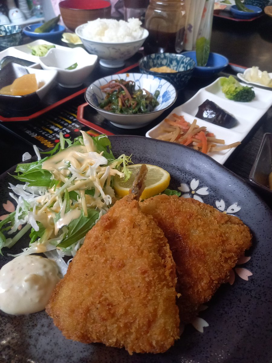 MTsuka0716's tweet photo. 今日のお昼は、鳴沢の忠ちゃん🎵
アジフライ定食✋️
小鉢が7品(通常は6品)付いて、800円
食後にコーヒー☕(自分でドリップ)もいただけます😋
どれもまいぅ～😋で、大満足です✌️ https://t.co/UbSCevxlR1
