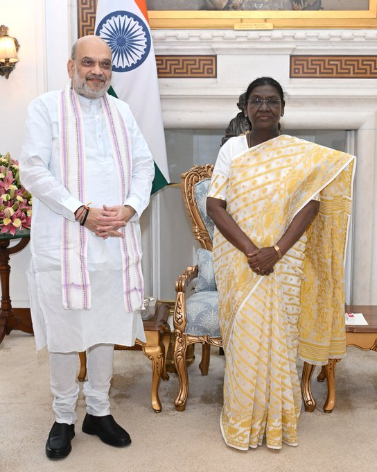 ANI's tweet photo. Union Minister for Home Affairs and Cooperation Amit Shah called on President Droupadi Murmu at Rashtrapati Bhavan.

(Source: Rashtrapati Bhavan) https://t.co/cxfCqS5SNc