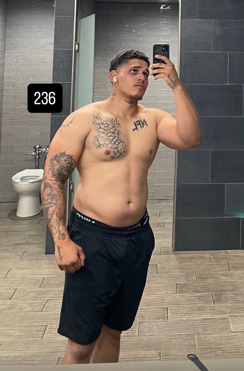 BIGBANKLEE28's tweet photo. 6ft. https://t.co/x4RkAswU0d