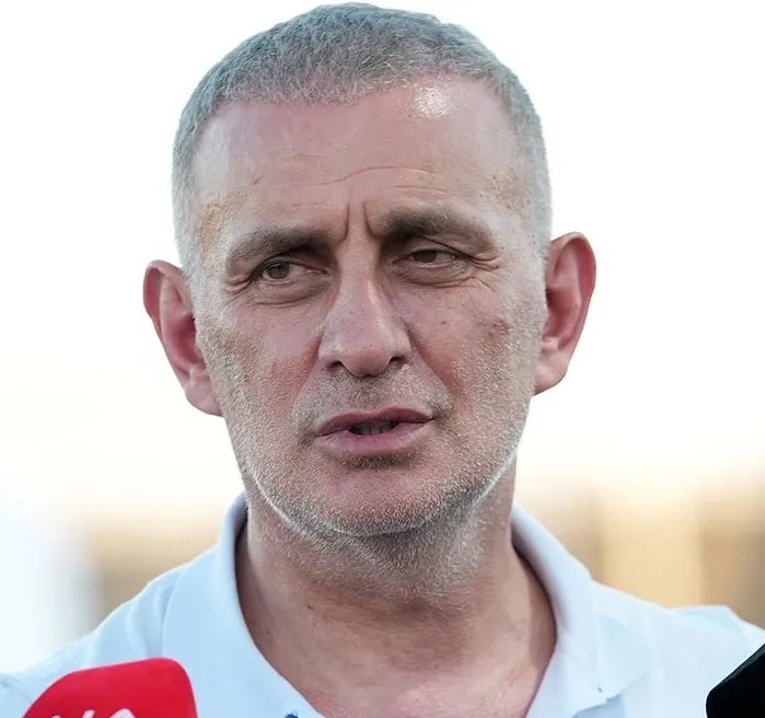 forzacimbom's tweet photo. İbrahim Hacıosmanoğlu: "Niye istifa edeyim ki ben? Kulüp başkanı mıyım, antrenör müyüm? Daha yapacak çok iş var. 19-20 yaşında bu çocuklar, eleştirmeye devam etsinler." (Bahar Feyzan) https://t.co/sMNl1HNEyi