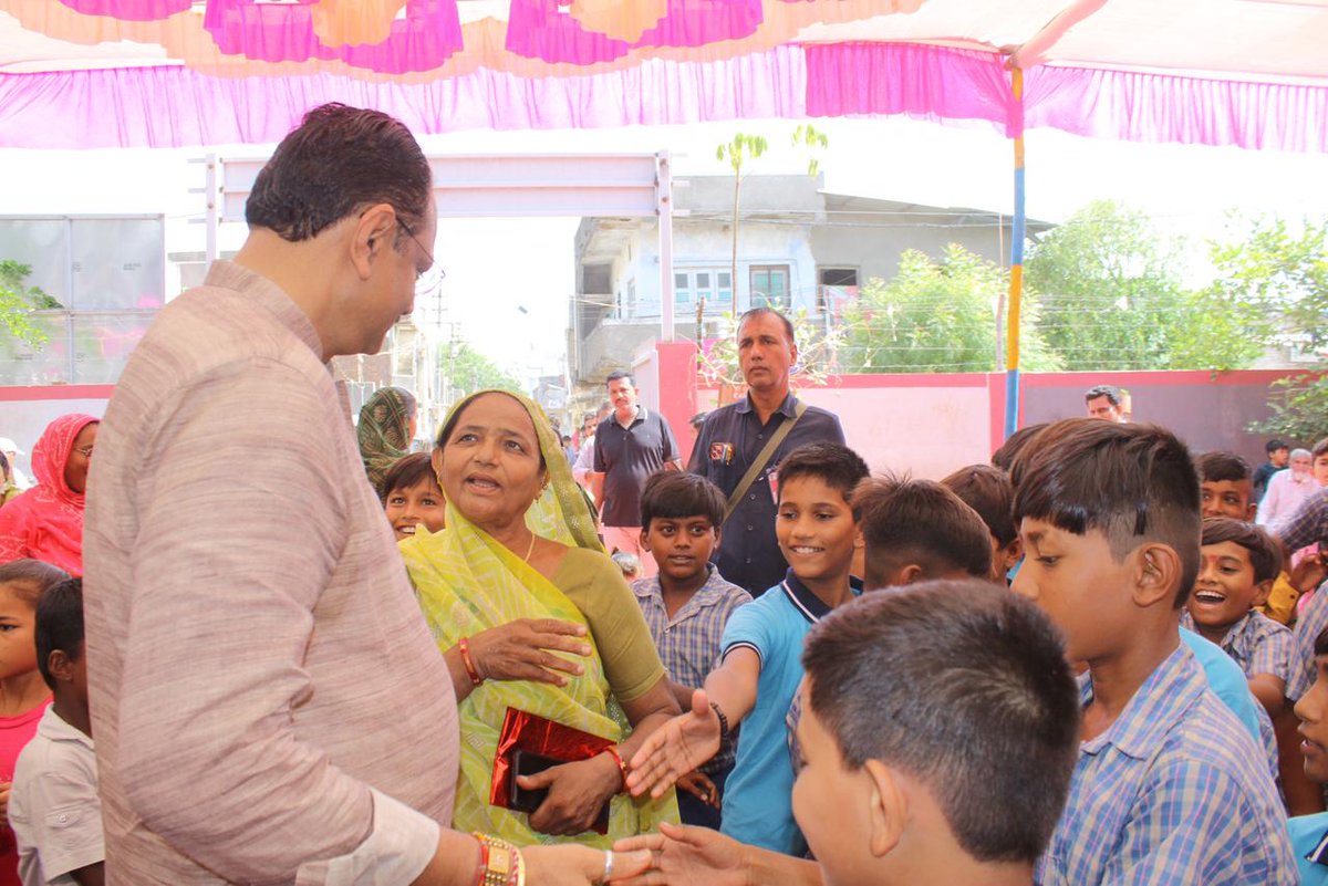 jitu_vaghani's tweet photo. "ભૂતકાળની શાળાઓ સામે આજે સરકારી શાળાઓ સ્માર્ટ સુવિધાઓથી સજ્જ "

રાજ્યવ્યાપી શાળા પ્રવેશોત્સવ–2026 ના ત્રીજા દિવસે મારા ભાવનગર પશ્ચિમ વિધાનસભાના નારી રોડ સ્થિત ડો. એ.પી.જે. અબ્દુલ કલામ પ્રાથમિક શાળા નં. 50 અને 51 ખાતે નવા શૈક્ષણિક વર્ષના પ્રાંરભે સર્વે વિદ્યાર્થીઓને ઉજ્જવળ ભવિષ્ય માટે શુભકામનાઓ પાઠવી.

રાજ્ય સરકારના સતત પ્રયાસોથી આજે ગુણવત્તાયુક્ત શિક્ષણ, આધુનિક સુવિધાઓ અને નવીન શૈક્ષણિક તકો છેવાડાના ગામો સુધી પહોંચી રહી છે.

#ShalaPraveshotsav2026