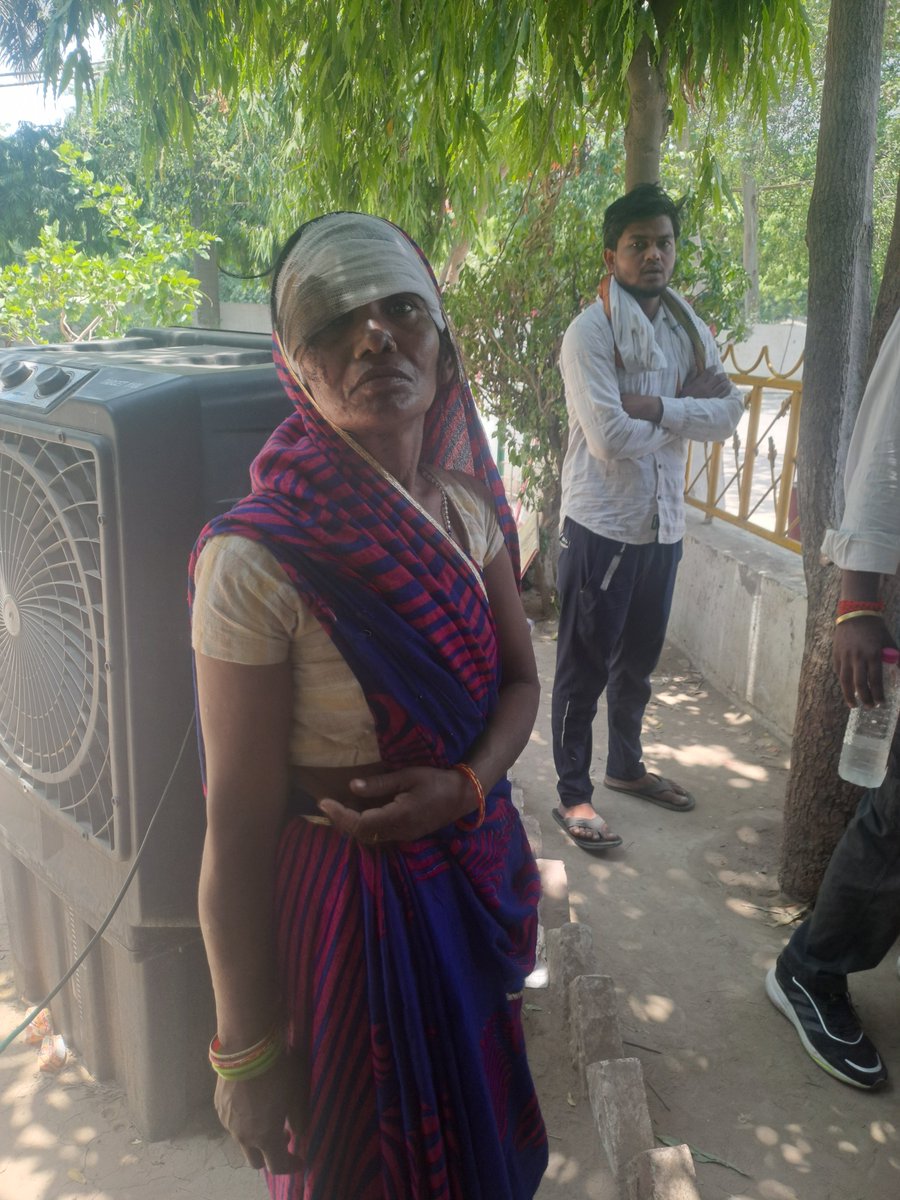 Aligarhmedia's tweet photo. #Aligarh के गोरई थाना इलाके के संगीला गांव में दबंगो ने महिला को बेरहमी से पीटा, शिकायत लेकर थाना पहुंची लहूलुहान महिला को मिली फटकार, एसएसपी से गुहार,  @sspaligarh, @Uppolice, @aligarhpolice, @rangealigarh, @CMOfficeUP, @UPMahilaKalyan https://t.co/VHRYFz6Eh3