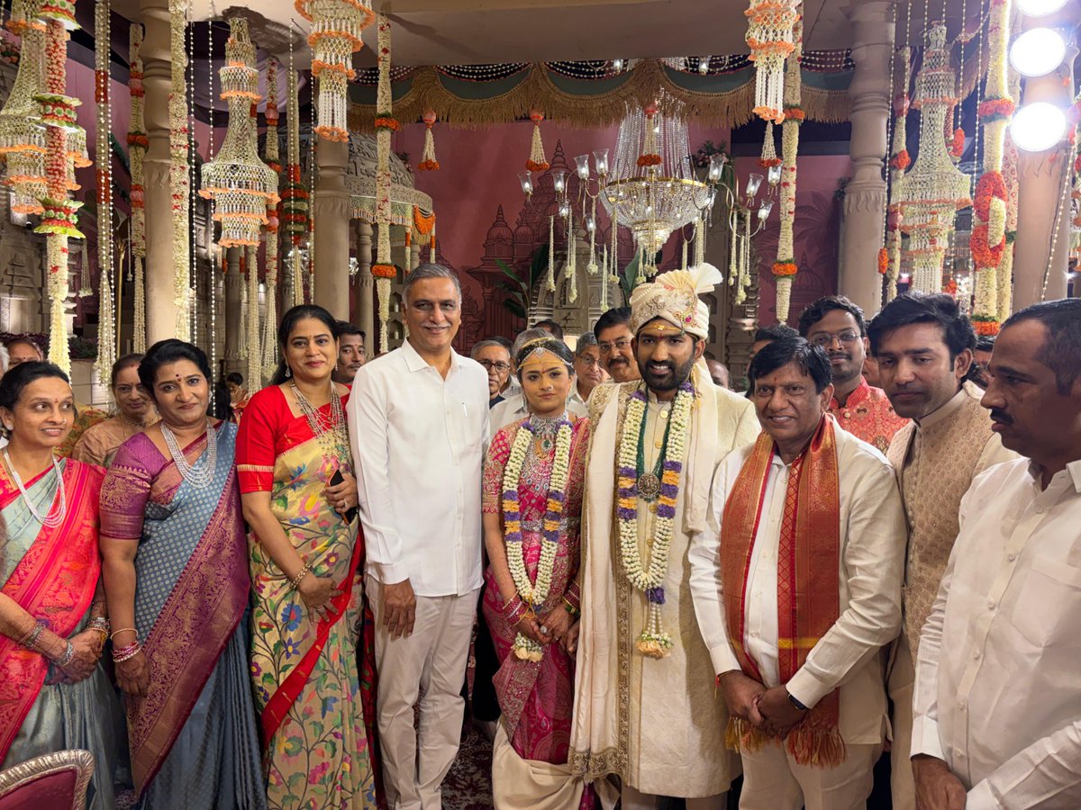 HarishRaoOffice's tweet photo. కరీంనగర్ మాజీ ఎంపీ బోయినపల్లి వినోద్ కుమార్ గారి కుమారుడు ప్రణయ్ - రీతికల వివాహ వేడుకకు కుటుంబ సమేతంగా హాజరై నూతన వధూవరులను ఆశీర్వదించిన మాజీ మంత్రి, డిప్యూటీ ఫ్లోర్ లీడర్ @BRSHarish గారు. https://t.co/njWk9sjy00